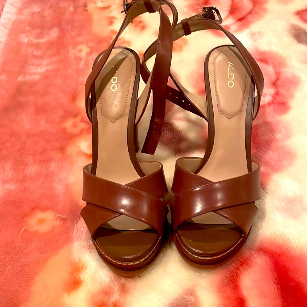 Pristine size 7 Aldo leather platform shoes